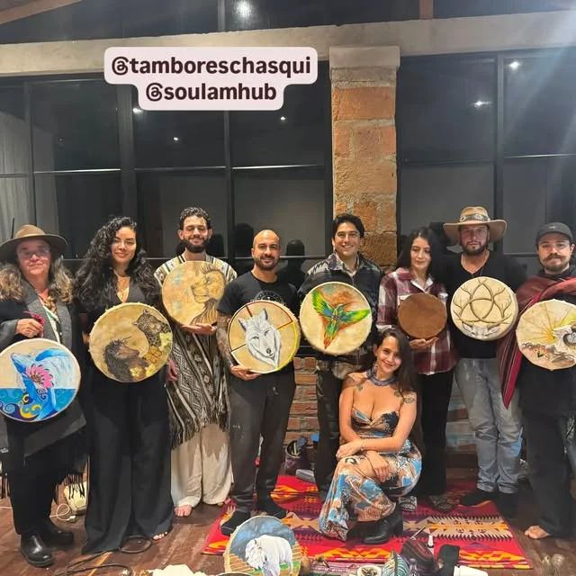 Personas mostrando sus tambores en un encuentro compartido por Chasqui
