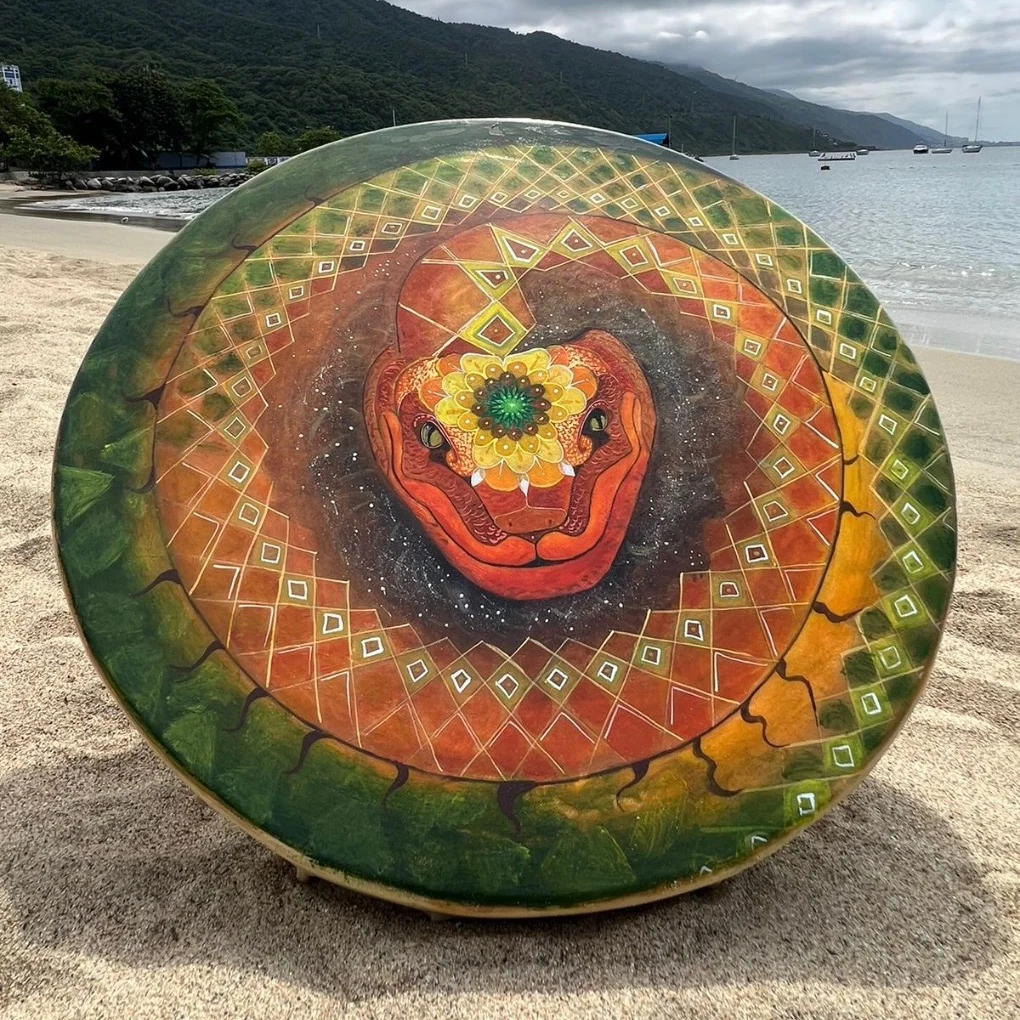Tambor Chasqui con pintura geométrica al aire libre